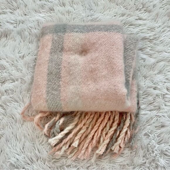 steve madden blanket scarf wrap light pink grey fringe super soft NWOT - Picture 1 of 6